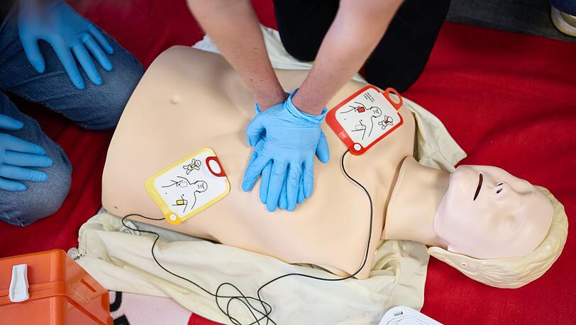 Eine regelmäßige Fortbildung mit Praxistraining von mindestens vier Stunden pro Halbjahr müssen die Helfer gewährleisten. (Symbolbild)