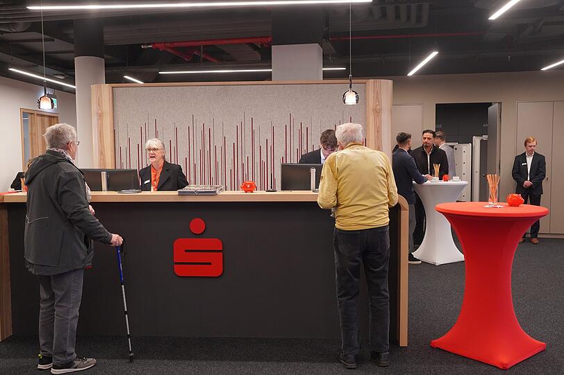 Die Empfangstheke der neuen Stadtsparkassen-Filiale Freiham. 41 Filialen hat das Geldinstitut derzeit. Für etwa 12.500 Kunden ist das hier die neue Anlaufstelle, an der Amalie-Nacken-Straße. Die Empfangstheke der neuen Stadtsparkassen-Filiale Freiham. 41 Filialen hat das Geldinstitut derzeit. Für etwa 12.500 Kunden ist das hier die neue Anlaufstelle, an der Amalie-Nacken-Straße.