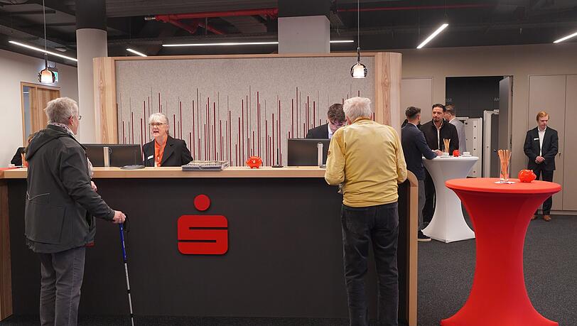 Die Empfangstheke der neuen Stadtsparkassen-Filiale Freiham. 41 Filialen hat das Geldinstitut derzeit. Für etwa 12.500 Kunden ist das hier die neue Anlaufstelle, an der Amalie-Nacken-Straße. Die Empfangstheke der neuen Stadtsparkassen-Filiale Freiham. 41 Filialen hat das Geldinstitut derzeit. Für etwa 12.500 Kunden ist das hier die neue Anlaufstelle, an der Amalie-Nacken-Straße.