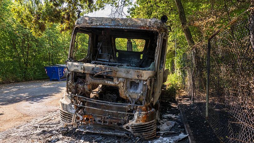Ein 32-Jähriger ist wegen Brandstiftung auf Baufahrzeuge 2024 in München angeklagt - schon zwei Jahre früher brannten Baufahrzeuge. (Archivfoto) Ein 32-Jähriger ist wegen Brandstiftung auf Baufahrzeuge 2024 in München angeklagt - schon zwei Jahre früher brannten Baufahrzeuge. (Archivfoto)