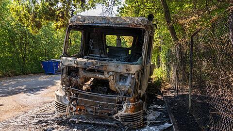 Ein 32-J&auml;hriger ist wegen Brandstiftung auf Baufahrzeuge 2024 in M&uuml;nchen angeklagt - schon zwei Jahre fr&uuml;her brannten Baufahrzeuge. (Archivfoto)