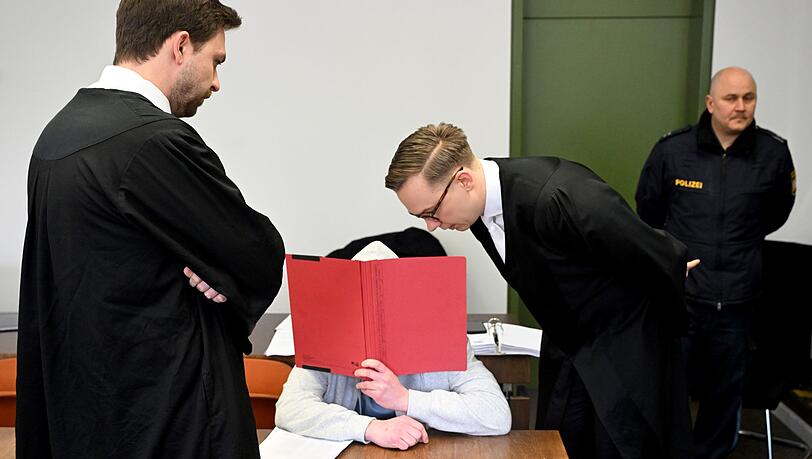 Der Angeklagte mit seinen Anwälten. (Archivbild) Der Angeklagte mit seinen Anwälten. (Archivbild)