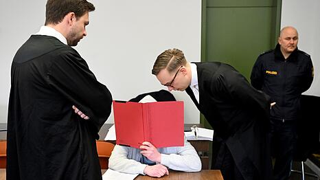 Der Angeklagte mit seinen Anw&auml;lten. (Archivbild)