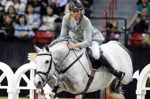 Schwer gestürzt: Ludger Beerrbaum mit seinem Toppferd Coupe de Coeur.