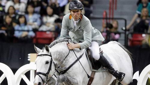 Schwer gestürzt: Ludger Beerrbaum mit seinem Toppferd Coupe de Coeur. Schwer gestürzt: Ludger Beerrbaum mit seinem Toppferd Coupe de Coeur.