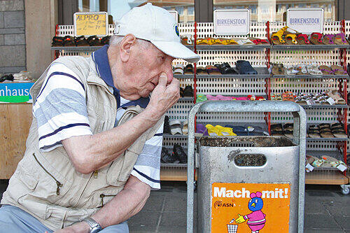 Renter Johann Wittmann ekelt sich vor dem Gestank.