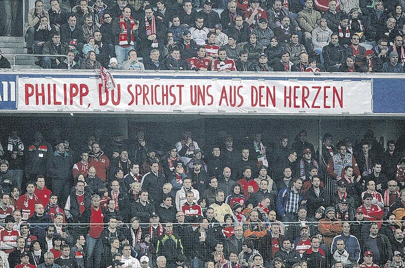 Ist der Bayern-Kritiker Philipp Lahm ein Nestbeschmutzer? Die Fans, die gegen Leverkusen dieses Plakat aufgehängt haben, sehen das ganz anders.Foto: Rauchensteiner/Augenklick