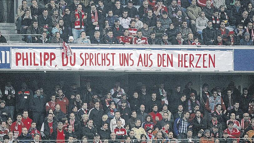 Ist der Bayern-Kritiker Philipp Lahm ein Nestbeschmutzer? Die Fans, die gegen Leverkusen dieses Plakat aufgehängt haben, sehen das ganz anders.Foto: Rauchensteiner/Augenklick Ist der Bayern-Kritiker Philipp Lahm ein Nestbeschmutzer? Die Fans, die gegen Leverkusen dieses Plakat aufgehängt haben, sehen das ganz anders.Foto: Rauchensteiner/Augenklick