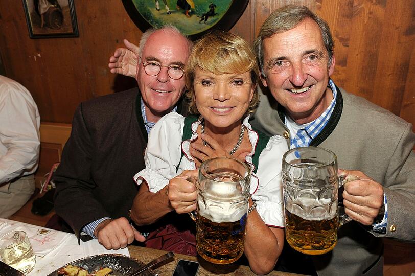 Am Nachbartisch amüsieren sich Uschi Glas, Ehemann Dieter Hermann (rechts) und Rechtsanwalt Wolfgang Seybold.
