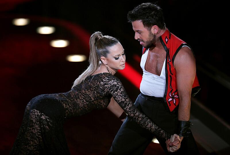 Die Promis bei Let's Dance geben Gas, zeigen immer mehr nackte Haut, immer gewagtere Outfits - sehen Sie hier die heißen Bilder...