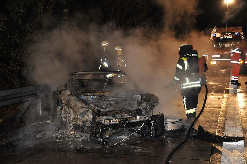 &bdquo;Die haben wahnsinniges Glück gehabt. Ihr Porsche war mit mindesten Tempo 150 Kilometern pro Stunde unterwegs&ldquo; - die Bilder vom Horror-Crash auf der A92.