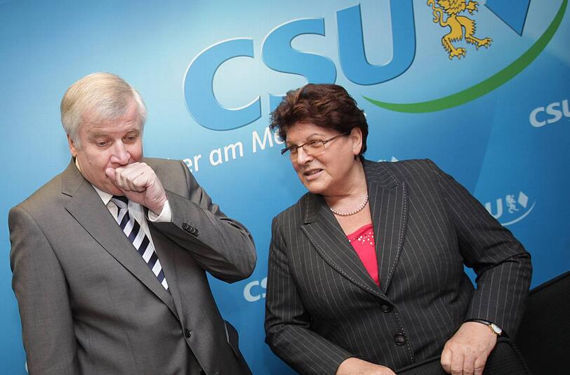 Horst Seehofer will Journalisten aus Bayern vertreiben, damit Landtagspräsidentin Barbara Stamm weiter ungestört mauern kann.