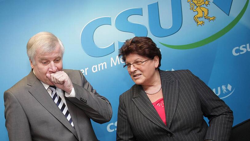Horst Seehofer will Journalisten aus Bayern vertreiben, damit Landtagspräsidentin Barbara Stamm weiter ungestört mauern kann. Horst Seehofer will Journalisten aus Bayern vertreiben, damit Landtagspräsidentin Barbara Stamm weiter ungestört mauern kann.