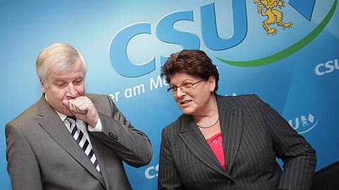 Horst Seehofer will Journalisten aus Bayern vertreiben, damit Landtagspräsidentin Barbara Stamm weiter ungestört mauern kann.