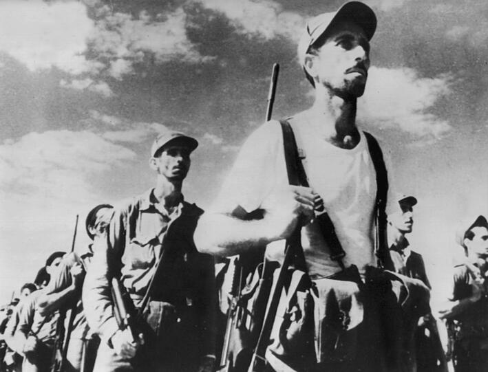 Castro-Soldaten marschieren gegen die Invasoren aus der Schweinebucht am 18. April 1961 in der Nähe von Havanna, Kuba. Vor über 50 Jahren, am 17. April 1961, landeten auf Kuba Exilkubaner mit dem Ziel, das Castro-Regime zu stürzen. Die militärische Aktion schlug fehl und die Beziehungen zwischen den USA und Kuba verschlechterten sich weiter. Am 7. Februar 1962 verhängten die USA ein Wirtschaftsembargo gegen Kuba, das modifiziert noch heute in Kraft ist.