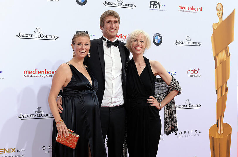 Moderatorin Nina Eichinger (l), ihre Mutter Katja Eichinger und ihr Freund Fritz Meinikat auf dem roten Teppich bei der Verleihung des Deutschen Filmpreises, der Lola 2016, in Berlin.