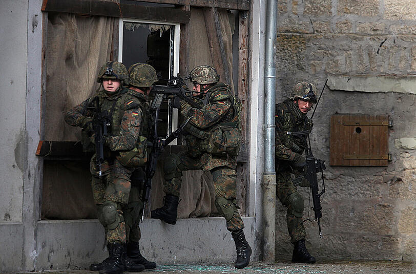 Soldaten bei einer Übung: Verteidigungsministerin Ursula von der Leyen will die Bundeswehr auf mögliche Einsätze bei Terroranschlägen im Inland vorbereiten.