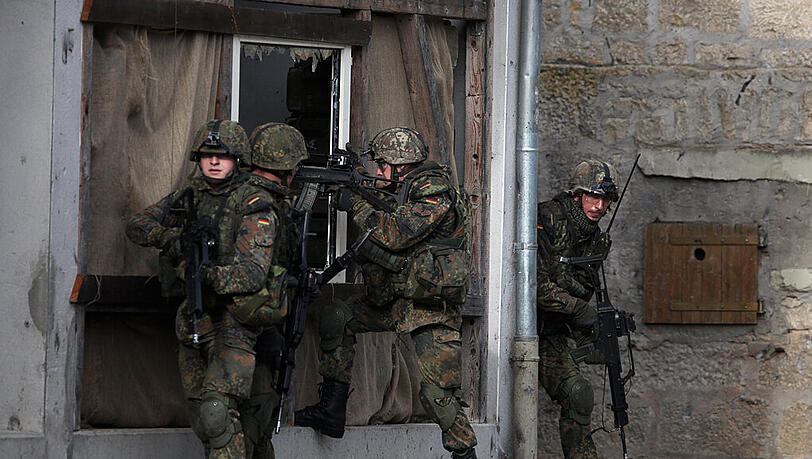 Soldaten bei einer Übung: Verteidigungsministerin Ursula von der Leyen will die Bundeswehr auf mögliche Einsätze bei Terroranschlägen im Inland vorbereiten. Soldaten bei einer Übung: Verteidigungsministerin Ursula von der Leyen will die Bundeswehr auf mögliche Einsätze bei Terroranschlägen im Inland vorbereiten.