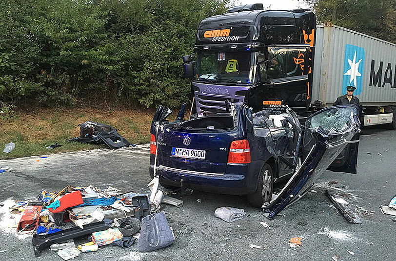 Bei dem Crash wurde der VW Touran komplett zerstört. Die Bilder von der Unfallstelle.