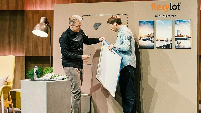 Debüt bei "Die Höhle der Löwen": Frank Thelen hängt ein Bild auf