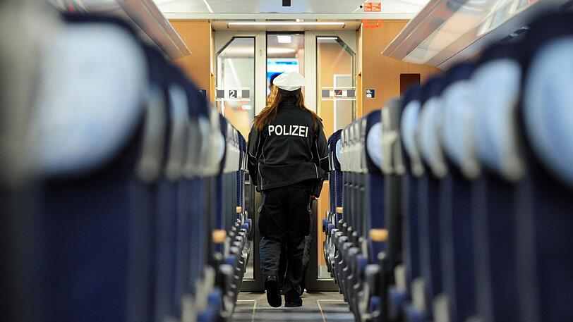 Am Wochenende ist ein Fahrkartenkontrolleur von einem Mann schwer verletzt worden. Jetzt hat die Polizei einen Verdächtigen festgenommen. (Symbolbild)