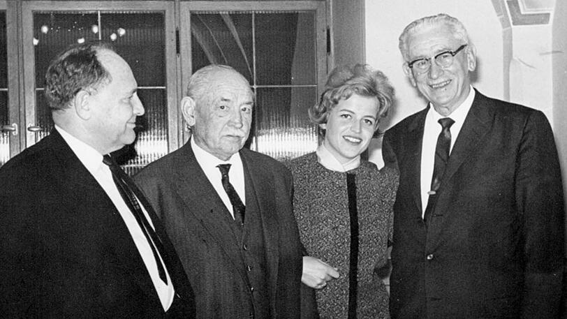 Monika Böhm, die Faschingsprinzessin von 1963 mit ihrem Großvater Karl Scharnagel (2.v.l.), den die US-Armee 1945 als Münchens Oberbürgermeister reinstalliert hat, mit Journalist George Godfrey und Oberst Eugene Keller.