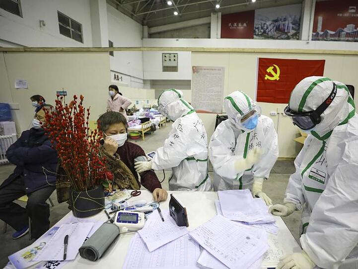 Medizinisches Personal betreut Patienten mit Symptomen des Coronavirus in einem provisorischen Krankenhaus in Wuhan.