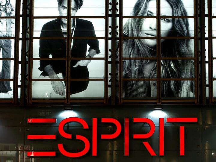 Das Logo der Modekette Esprit an einer Filiale. Mehrere deutsche Tochtergesellschaften des unter der Corona-Krise leidenden Modekonzerns Esprit sind zahlungsunfähig.