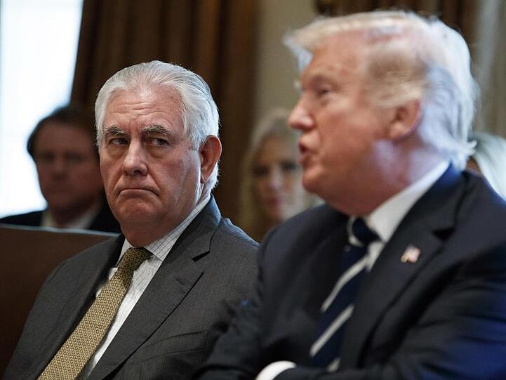 Der damalige US-Außenminister Rex Tillerson während einer Kabinettssitzung im Oktober 2017 neben US-Präsident Trump.