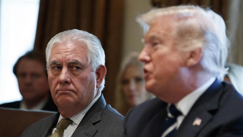 Der damalige US-Außenminister Rex Tillerson während einer Kabinettssitzung im Oktober 2017 neben US-Präsident Trump. Der damalige US-Außenminister Rex Tillerson während einer Kabinettssitzung im Oktober 2017 neben US-Präsident Trump.