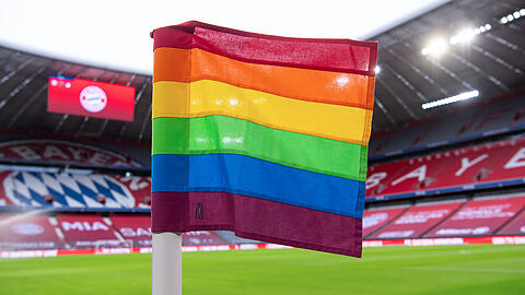 Eine Regenbogenfahne weht am Spielfeldrand in der Allianz Arena in München.