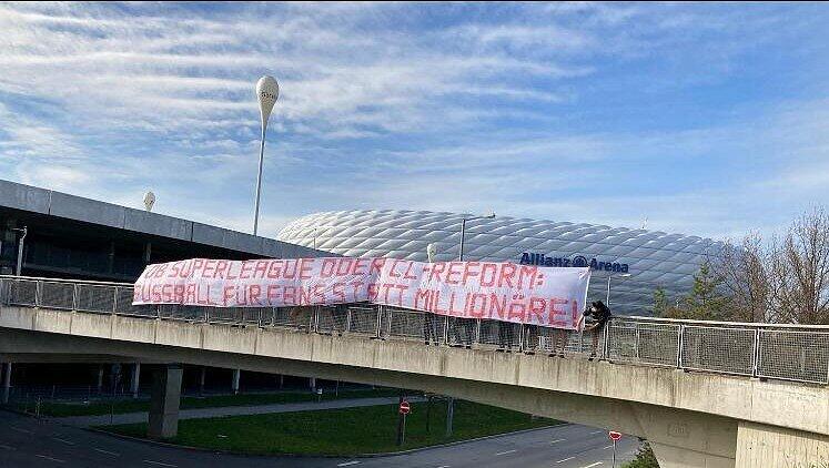 "Ob Super League oder CL Reform: Fußball für Fans statt Millionäre", stand auf dem Spruchband neben dem Parkhaus geschrieben. "Ob Super League oder CL Reform: Fußball für Fans statt Millionäre", stand auf dem Spruchband neben dem Parkhaus geschrieben.