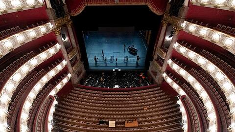 Techniker arbeiten auf der Bühne in der Bayerischen Staatsoper.