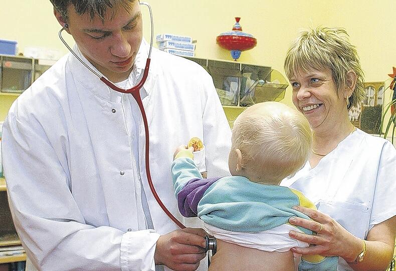 Vorsorge-Untersuchung beim Kinderarzt: Sobald die Fachärzte wissen, wieviel sie genau für welche Leistungen bekommen, wollen sie im Zweifelsfall erst dann zum Stethoskop greifen, wenn klar ist, wer ihr Honorar zahlt. Foto: dpa