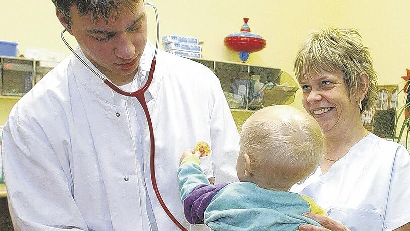 Vorsorge-Untersuchung beim Kinderarzt: Sobald die Fachärzte wissen, wieviel sie genau für welche Leistungen bekommen, wollen sie im Zweifelsfall erst dann zum Stethoskop greifen, wenn klar ist, wer ihr Honorar zahlt. Foto: dpa Vorsorge-Untersuchung beim Kinderarzt: Sobald die Fachärzte wissen, wieviel sie genau für welche Leistungen bekommen, wollen sie im Zweifelsfall erst dann zum Stethoskop greifen, wenn klar ist, wer ihr Honorar zahlt. Foto: dpa