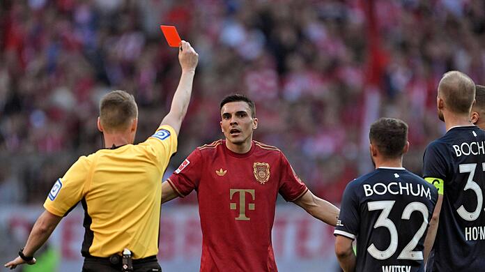 Bekam von Schiedsrichter Christian Dingert kurz vor der Pause die Rote Karte: Joao Palhinha.
