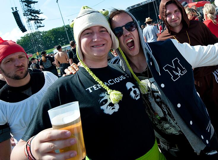 Diese beiden Jungs trinken es ganz brav aus den Bechern auf dem Festivalgelände. Aber warum zur Hölle tragen sie im Sommer eine Mütze?