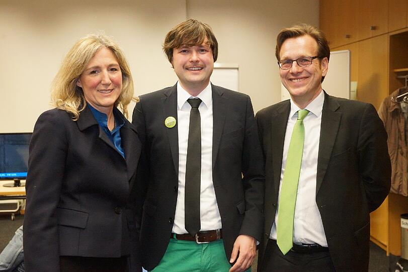 Den alle warten auf Sabine Nallinger. Die macht sich nach ersten Hochrechnungen in der Poccistraße auf den Weg zur Wahlparty der Grünen.
