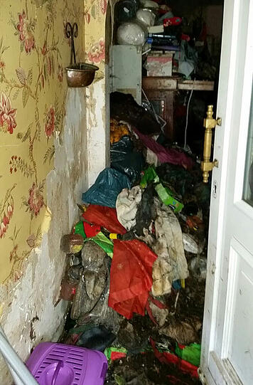 Müll, Exkremente, Tier-Kadaver: Die Bilder aus dem Horror-Haus sind kaum zu ertragen.