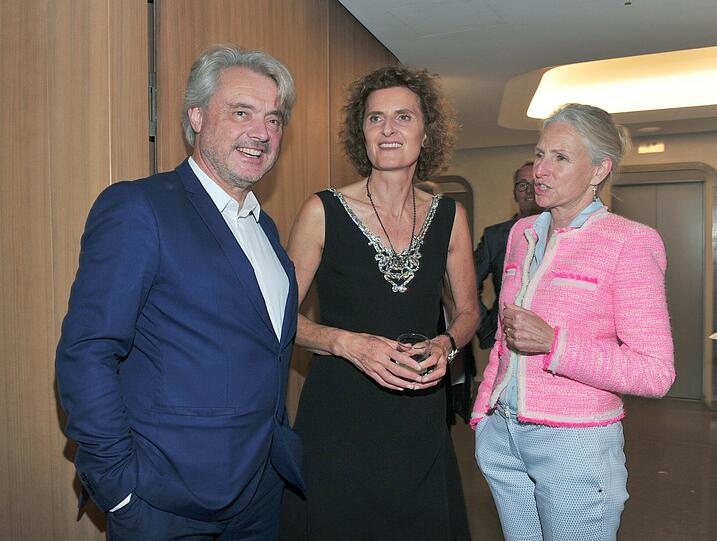 Martine Dornier-Tiefenthaler (r) und Ehemann Conrado Dornier posiert mit Innegrit Volkhardt, der Gastgeberin und Chefin des Hotels Bayerischer Hof