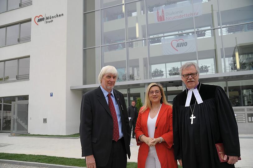 Der Vorsitzende der AWO München, Jürgen Salzhuber, Bayerns Staatsministerin für
Gesundheit und Pflege, Melanie Huml, und der Rektor der Diakonie Neuendetteslau, Prof. Dr. h. c.
Hermann Schoenauer bei der Eröffnung vor dem neuen Kompetenzzentrum in München.