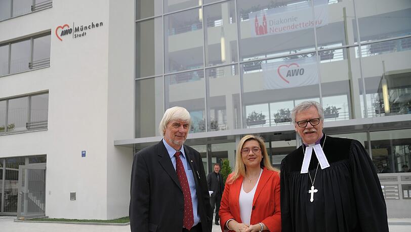 Der Vorsitzende der AWO München, Jürgen Salzhuber, Bayerns Staatsministerin für
Gesundheit und Pflege, Melanie Huml, und der Rektor der Diakonie Neuendetteslau, Prof. Dr. h. c.
Hermann Schoenauer bei der Eröffnung vor dem neuen Kompetenzzentrum in München. Der Vorsitzende der AWO München, Jürgen Salzhuber, Bayerns Staatsministerin für
Gesundheit und Pflege, Melanie Huml, und der Rektor der Diakonie Neuendetteslau, Prof. Dr. h. c.
Hermann Schoenauer bei der Eröffnung vor dem neuen Kompetenzzentrum in München.