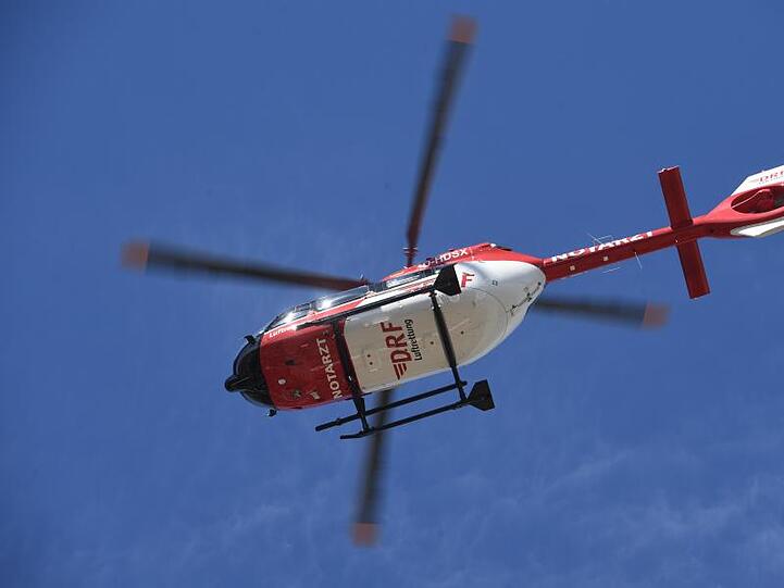 Ein Rettungshubschrauber fliegt am Himmel. Foto: Stefan Sauer/dpa-Zentralbild/ZB/Archiv/Symbolbild