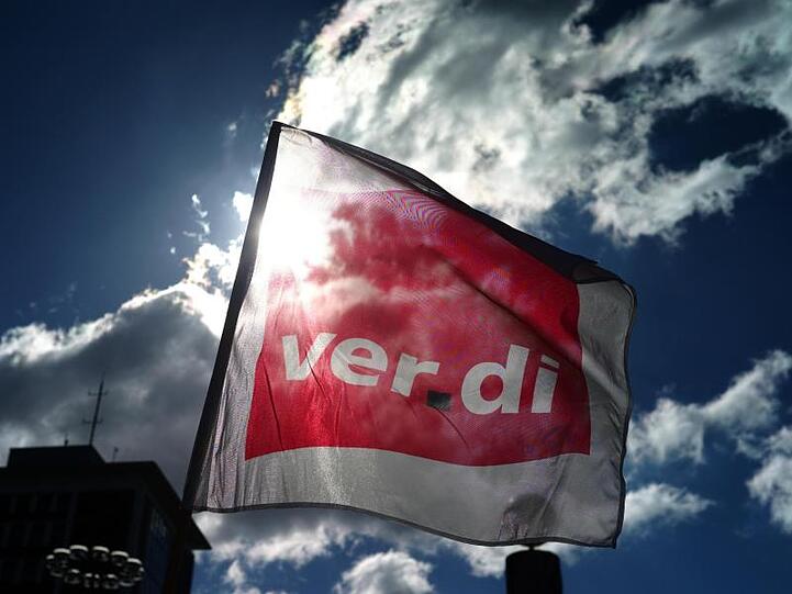 Eine Fahne von Verdi weht während einer Kundgebung. Foto: Ina Fassbender/dpa/Archivbild/Symbolbild