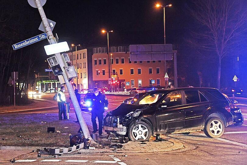 Der Unfallfahrer zog sich nur leichte Verletzungen zu und konnte seinen Wagen selbständig verlassen.