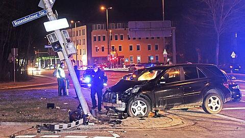Der Unfallfahrer zog sich nur leichte Verletzungen zu und konnte seinen Wagen selbständig verlassen.