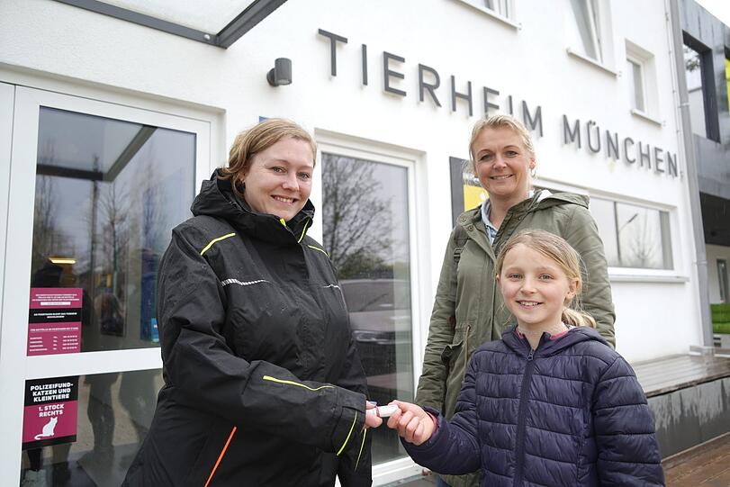 Die zehnjährige Natalia übergibt dem der Kinderbeauftragten des Tierheims, Bianca Dölle, 40 Euro. Geinsam mit ihren Freundinen hat sie das Geld gesammelt. Das macht auch Mama Tanja stolz.