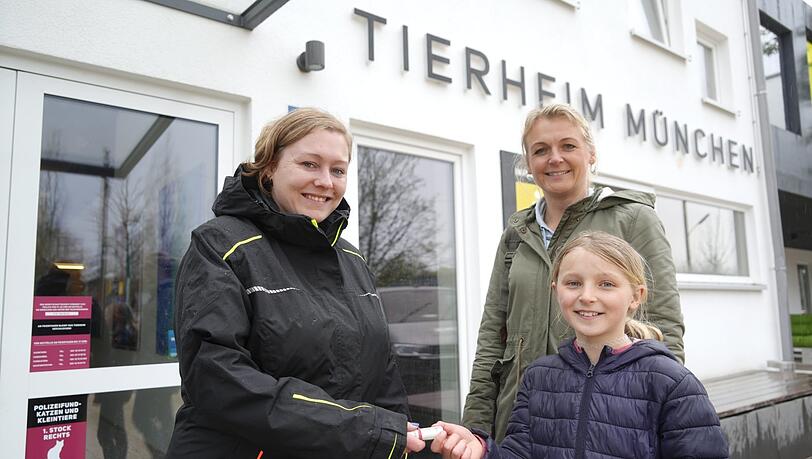 Die zehnjährige Natalia übergibt dem der Kinderbeauftragten des Tierheims, Bianca Dölle, 40 Euro. Geinsam mit ihren Freundinen hat sie das Geld gesammelt. Das macht auch Mama Tanja stolz. Die zehnjährige Natalia übergibt dem der Kinderbeauftragten des Tierheims, Bianca Dölle, 40 Euro. Geinsam mit ihren Freundinen hat sie das Geld gesammelt. Das macht auch Mama Tanja stolz.