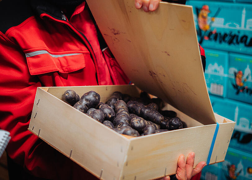 Diese schwarzen Kartoffeln bezieht Warchola aus Frankreich.