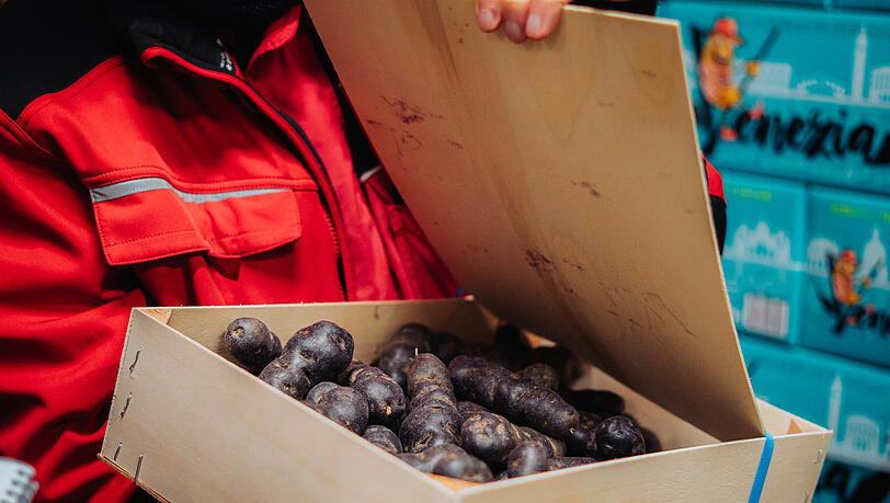 Diese schwarzen Kartoffeln bezieht Warchola aus Frankreich. Diese schwarzen Kartoffeln bezieht Warchola aus Frankreich.